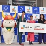 　ふるさと納税仲介サイト「ふるコミ」の記者発表会に参加した（左から）小籔千豊さん、吉田沙保里さん、パンクチュアルの守時健社長＝８月、東京都千代田区