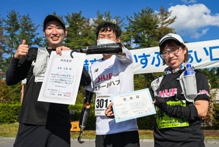 　１０キロのロードレースを完走した安原大策さん（中央）＝岡山県吉備中央町