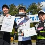 　１０キロのロードレースを完走した安原大策さん（中央）＝岡山県吉備中央町
