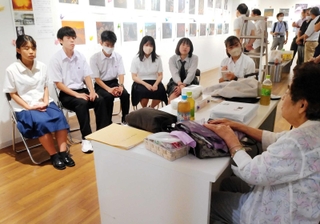 被爆者の話を聞く高校生