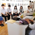 被爆者の話を聞く高校生