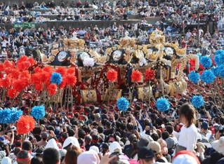 「灘のけんか祭り」の屋台練りを見つめる大勢の見物客＝姫路市白浜町