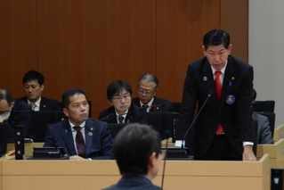 三田市議会定例会の本会議で一般質問に答える田村克也市長＝同市役所