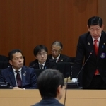 三田市議会定例会の本会議で一般質問に答える田村克也市長＝同市役所