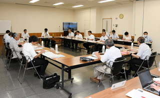 昨年７月、ＪＲ加古川線の利用促進について意見を交換したＷＴの会合＝加東市社