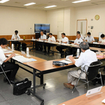 昨年７月、ＪＲ加古川線の利用促進について意見を交換したＷＴの会合＝加東市社