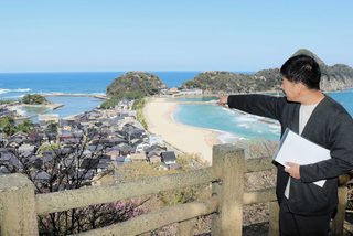 海岸が見渡せる高台。津波避難場所に指定されている＝豊岡市竹野町