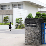 創立１２０年を超える洲本高校。卒業生には多彩な著名人がいる