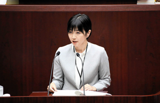 姫路市議会で初答弁する久保田智子教育長