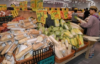 目玉品を山積みした「八百鮮」の兵庫県１号店＝５月、神戸市東灘区