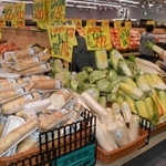 目玉品を山積みした「八百鮮」の兵庫県１号店＝５月、神戸市東灘区