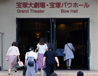 再開された公演で宝塚大劇場を訪れた観客（６月２０日）