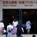 再開された公演で宝塚大劇場を訪れた観客（６月２０日）
