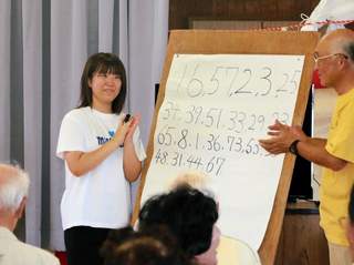 地域のビンゴ大会を手伝う前田唯花さん（２０２４年９月１６日）