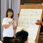 地域のビンゴ大会を手伝う前田唯花さん（２０２４年９月１６日）