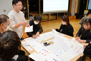 ニュータウンの将来像を議論する市民たち