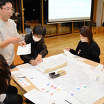 ニュータウンの将来像を議論する市民たち