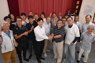 ＮＰＯ法人「いきいき前山」の新旧役員ら＝丹波市市島町上竹田