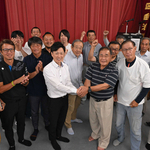 ＮＰＯ法人「いきいき前山」の新旧役員ら＝丹波市市島町上竹田