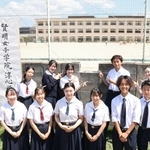 塀の撤去セレモニーに参加した生徒たち