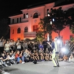 「豊岡演劇祭２０２５」で大道芸を楽しむ観客ら＝豊岡市中央町