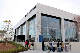 ４月に開業した神戸空港の第２ターミナルビル