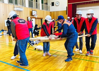 担架搬送訓練に取り組む住民ら