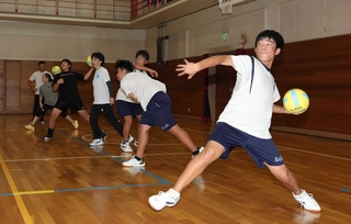 神戸市の実証事業として行われたドッジボール部の練習（２０２５年９月）