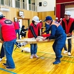担架搬送訓練に取り組む住民ら