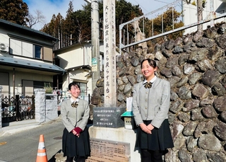 高校生らが考えた教訓を木碑に刻む