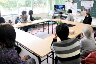 ボランティアとカラオケを楽しむ高齢者ら＝洲本市畑田組