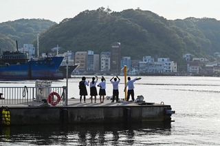 桟橋で定期船を待つ家島高生＝姫路市家島町宮