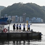 桟橋で定期船を待つ家島高生＝姫路市家島町宮