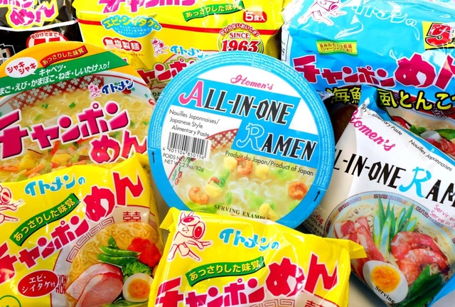 おなじみのチャンポンめんと、海外向けの「オールインワン」＝たつの市揖西町小神