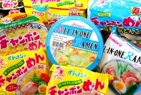 おなじみのチャンポンめんと、海外向けの「オールインワン」＝たつの市揖西町小神