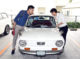 ＳＵＢＡＲＵが富士重工だった当時に製造された車を見つめる本紙記者ら（画像を一部修正しています）＝神戸市中央区小野浜町（撮影・中西大二）