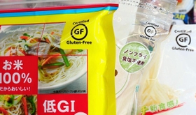 グルテンフリーの認証マークが表示されているケンミン食品の商品