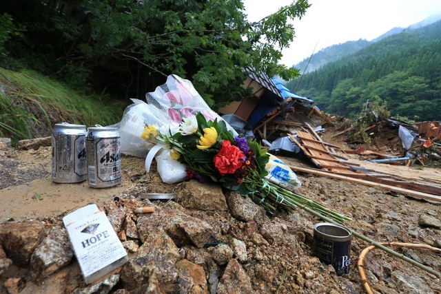 男性が犠牲となった土砂崩れ現場に供えられた花束＝１１日午後、宍粟市一宮町公文