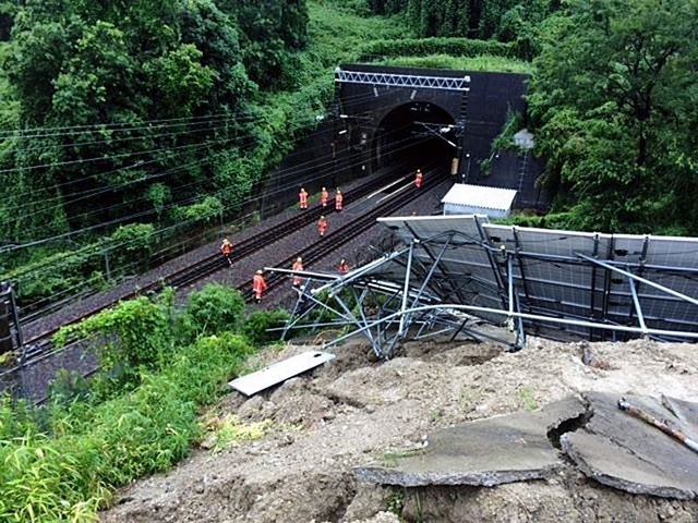 山陽新幹線の線路脇で崩落した太陽光パネル＝６日午前、神戸市須磨区車（神戸市提供）