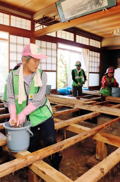 土砂を取り除いた後、床板の泥を落とすボランティアら＝１０日午後２時３８分、丹波市春日町山田（撮影・尾藤央一）