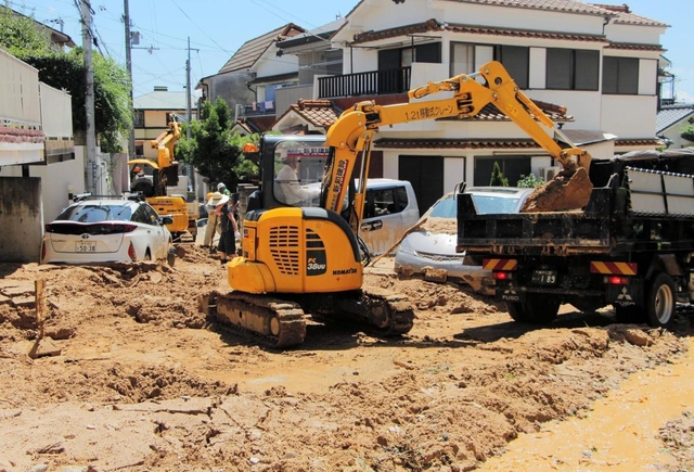 土砂を撤去するパワーショベル＝１０日午前１０時２８分、神戸市灘区篠原台