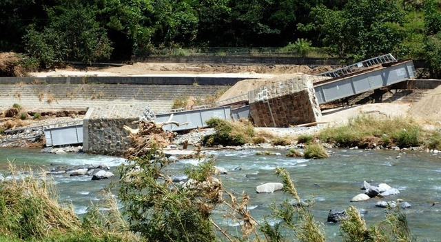 西日本豪雨で被災した広島市安佐北区の県道（被災地ＮＧＯ恊働センター提供）