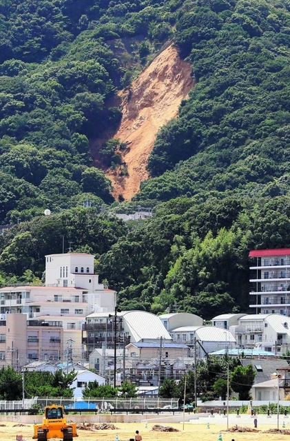 西日本豪雨で土砂崩れが起きた六甲山系の斜面＝神戸市須磨区西須磨（撮影・大山伸一郎）