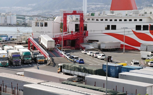 フェリーに乗り込むのを待つトラックの列＝９日午後、神戸市東灘区向洋町東３（撮影・末吉佳希）
