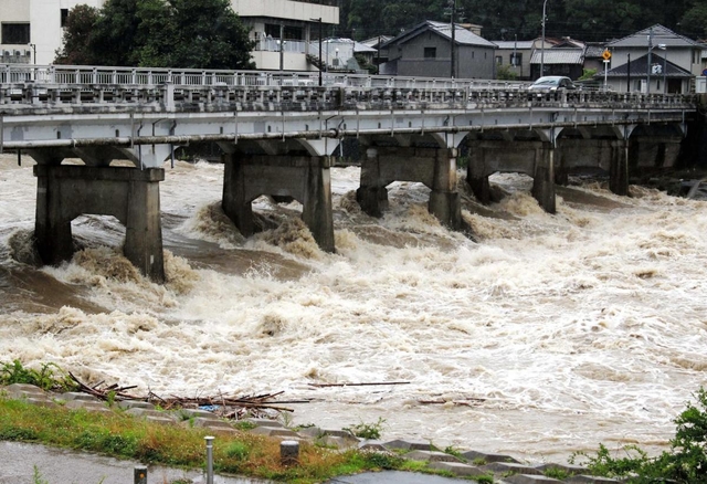 城山橋周辺で激しく水しぶきを上げる美嚢川＝５日午後１時５６分、三木市末広１