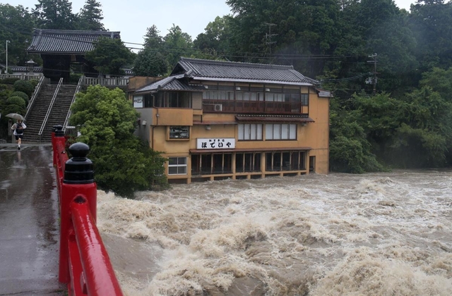 大雨で水量が増し、激流となって流れる猪名川＝５日午後１時１７分、川西市多田院（撮影・風斗雅博）