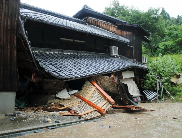 裏山が崩れ、１階部分に流入した土砂で激しく損壊した民家。住人４人はいずれも無事で、近隣住民とともに避難した＝７日午後０時２７分、三木市志染町三津田（撮影・井川朋宏）