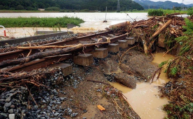 大雨で被災したＪＲ福知山線の線路＝７日午前１１時２１分、丹波市市島町（撮影・大田将之）