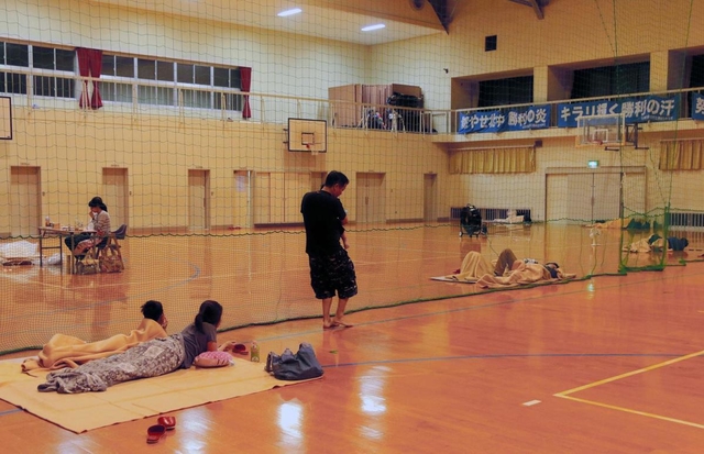 学校の体育館に避難してきた住民たち＝７日午前１時５９分、豊岡市中陰、豊岡北中学校