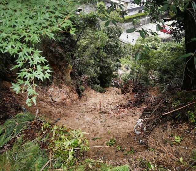 民家の裏にある山の斜面で起きた土砂崩れ＝８日午前、宝塚市長寿ガ丘（撮影・風斗雅博）